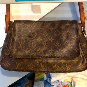 Authentic Louis Vuitton”Loop” handbag. Leather strap/Internal zip pocket-sweet❤️